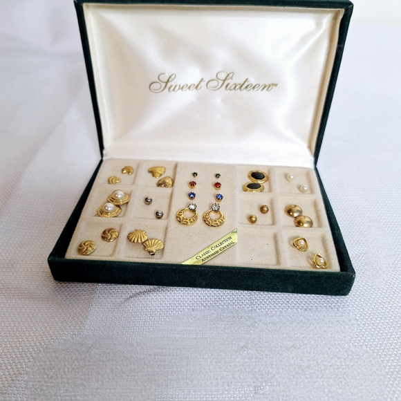 Vtg. Sweet Sixteen brand Australian Crystal stud earrings in velvet gift box. - Picture 8 of 8